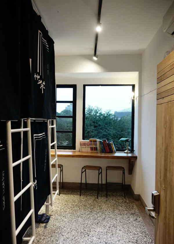 好朋友四人房裡的一張床 Bed in All-Gender 4-Bed Dorm