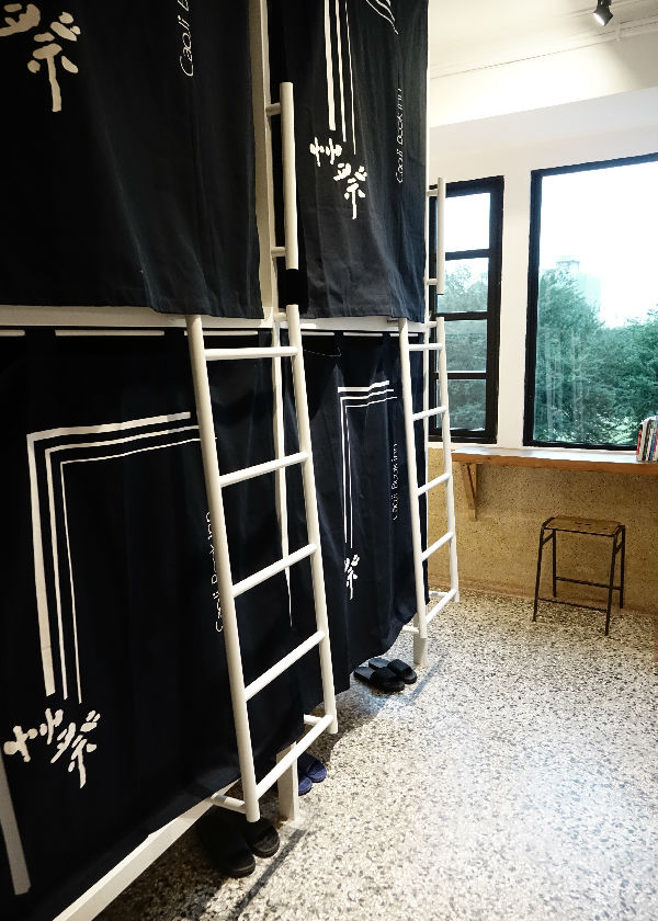 好朋友四人房裡的一張床 Bed in All-Gender 4-Bed Dorm