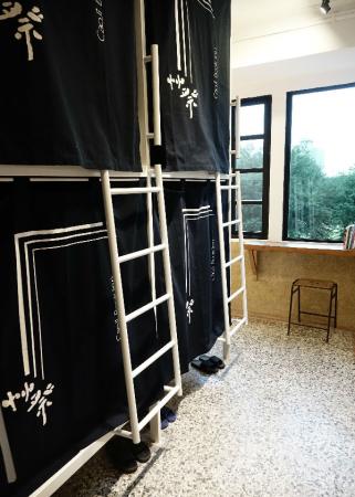 好朋友四人房裡的一張床 Bed in All-Gender 4-Bed Dorm